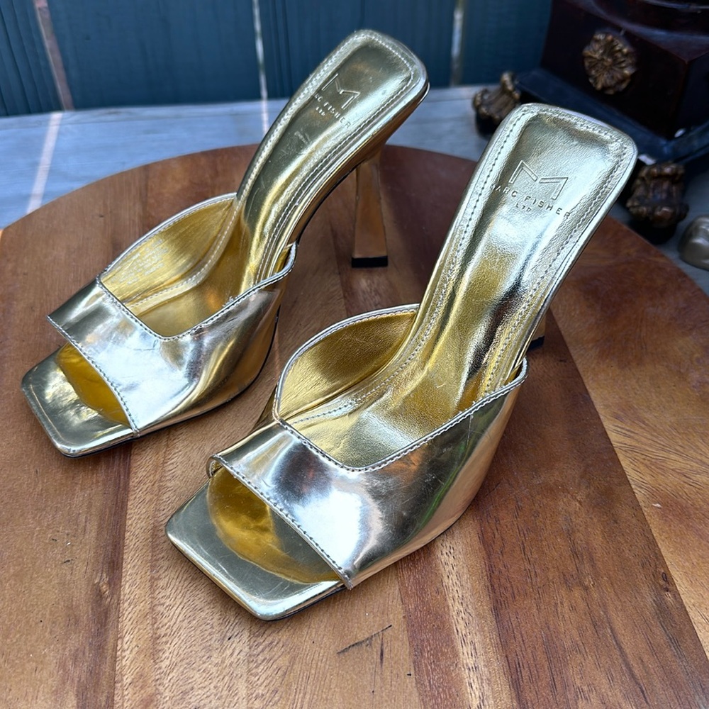 👠Marc Fisher LTD Baber Gold Metallic Shiny Heels Sandals 5.5M
